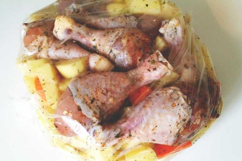 Курица с картошкой в рукаве в духовке. самые интересные рецепты.