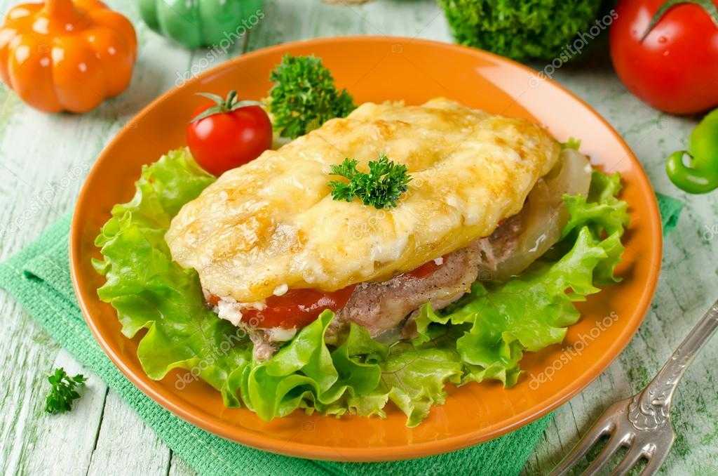 Мясо по-французски из свинины с сыром и грибами в духовке - 5 рецептов с помидорами, картошкой, луком с пошаговыми фото