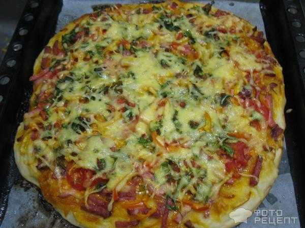 Простые и быстрые рецепты домашней пиццы с колбасой и помидорами
