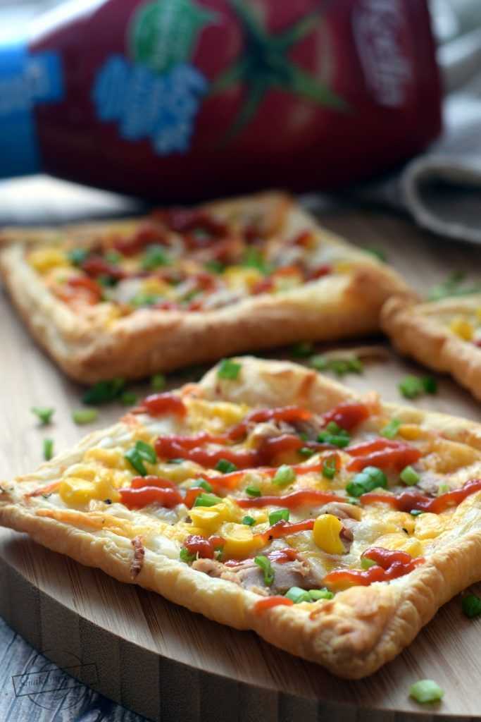 Пицца из слоеного дрожжевого теста в духовке рецепт с фото пошагово и видео - 1000.menu
