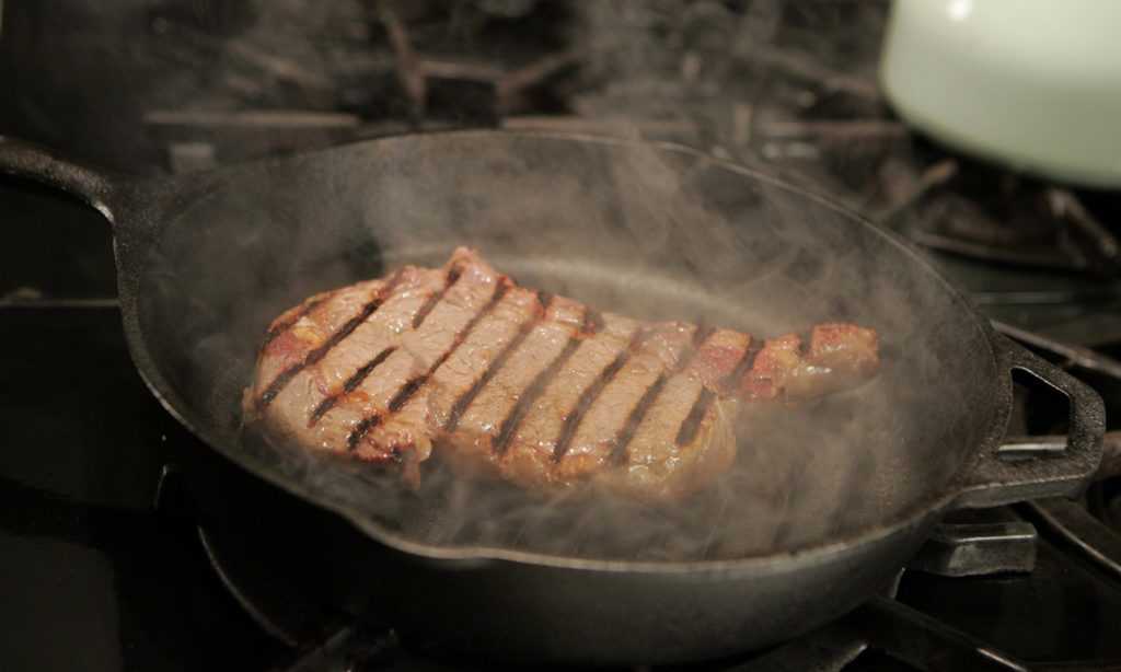 Как жарить стейк из говядины на сковороде гриль