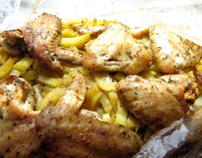 Куриные крылышки с картошкой в духовке с хрустящей корочкой