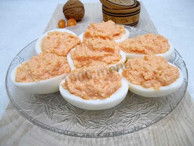 Фаршированные яйца с икрой