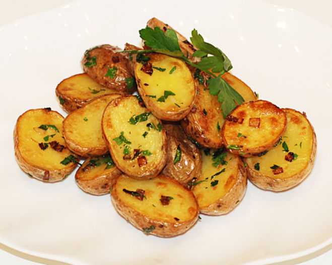 Картошка, запеченная в фольге в духовке: 15 очень вкусных рецептов