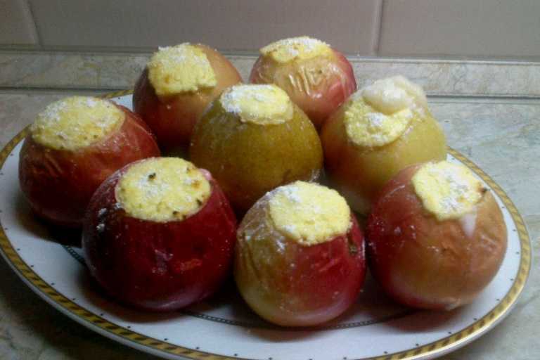 Запеченные яблоки с сахаром и корицей в духовке
