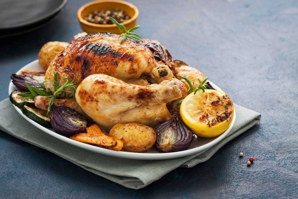 Как запечь курицу целиком в духовке, чтобы она получилась сочной и с хрустящей корочкой: 8 рецептов курицы в духовке