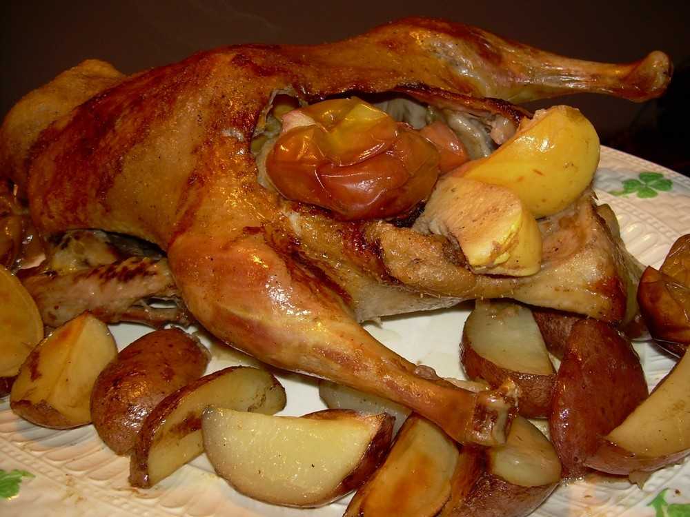 Утка с яблоками запеченная в духовке в рукаве — пошаговый рецепт