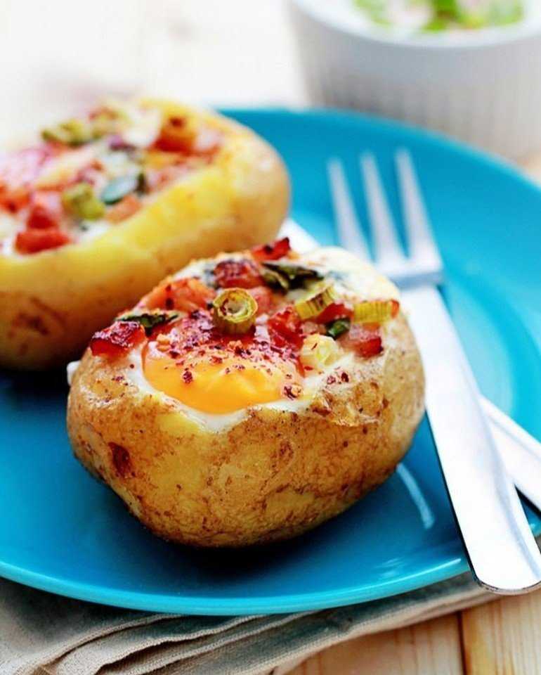 Запеченный картофель с яйцом