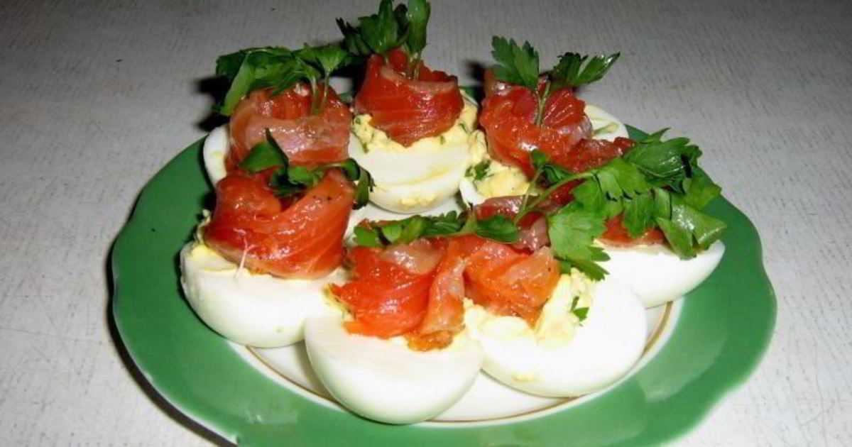 Яйца фаршированные крабовыми палочками и сыром рецепт с фото - 1000.menu