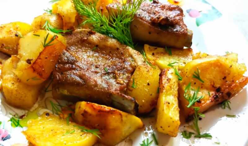 Свиные рёбрышки с картошкой в духовке — 6 простых рецептов