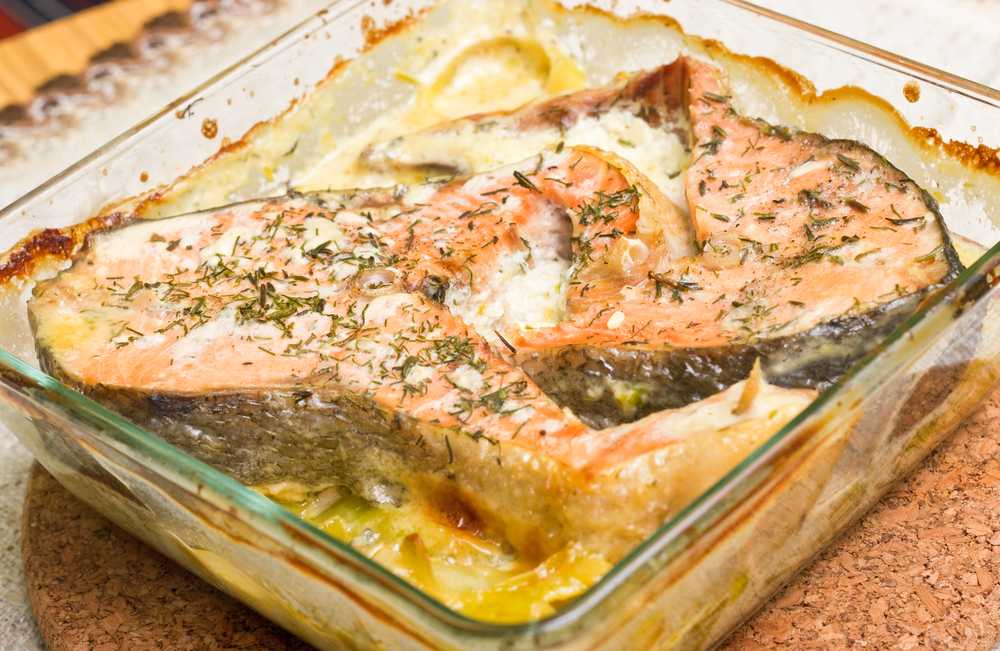 Горбуша в духовке со сметаной: как приготовить по рецепту сочную запеченную рыбу в сметанном соусе?