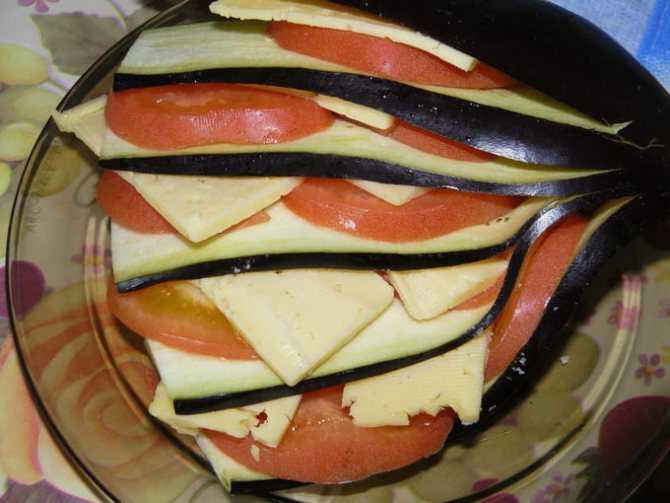 Баклажаны в духовке с помидорами, сыром и другими овощами