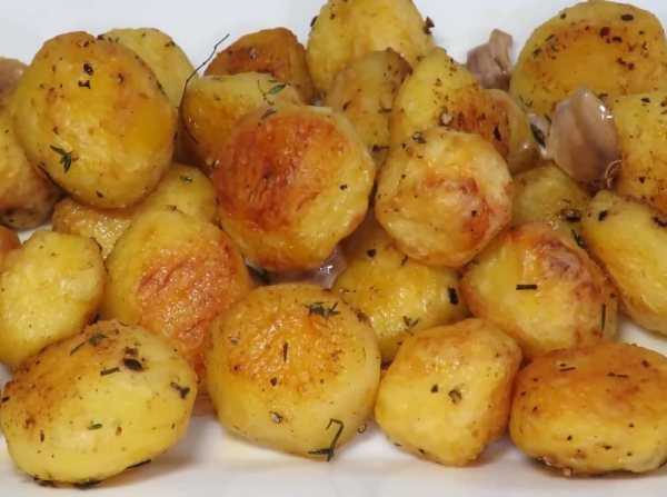 Запечённый картофель в духовке – 3 рецепта блюда с хрустящей, золотистой корочкой по-селянски