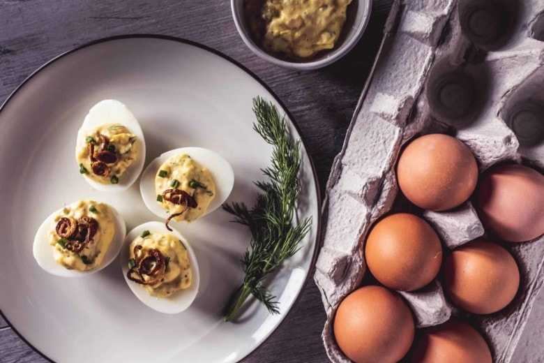 Фаршированные яйца — 6 рецептов закуски