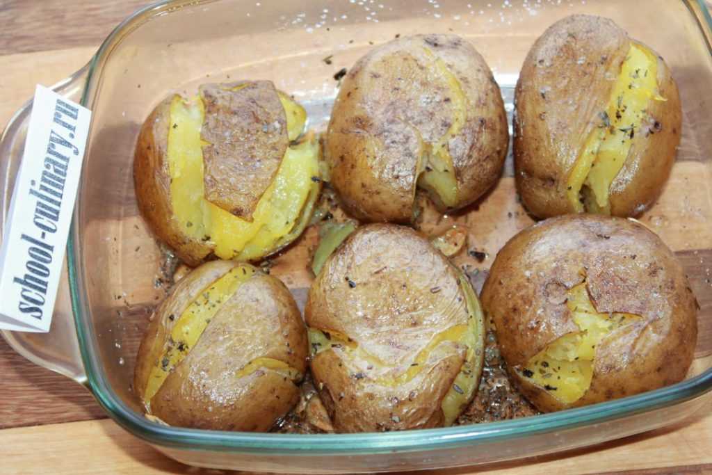 Запеченный картофель в мундире в духовке