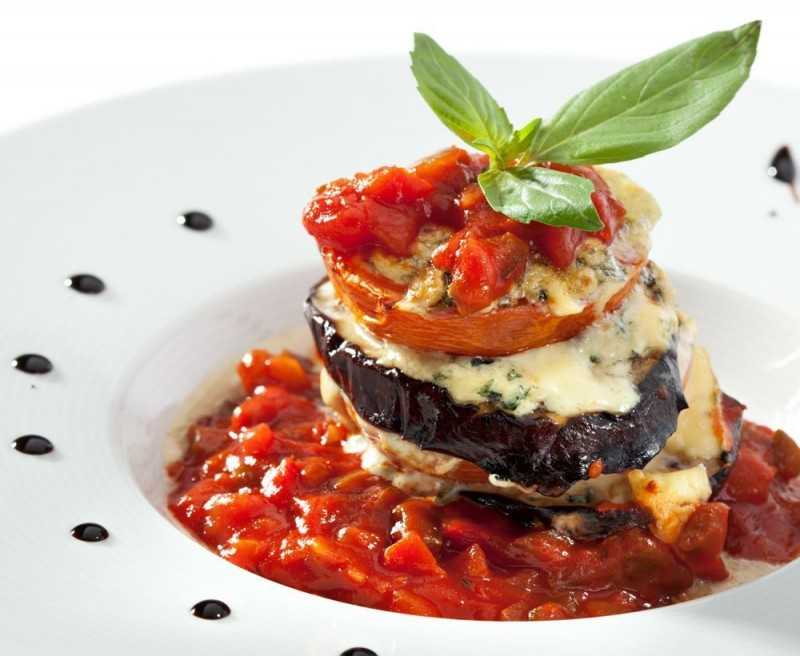 Мясо с баклажанами и помидорами в духовке — простой рецепт с пошаговыми фото