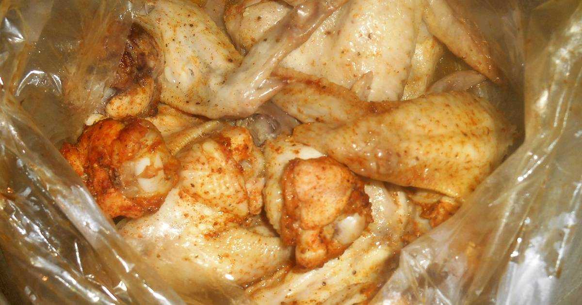 Куриные крылышки с молодым картофелем, запеченные в духовке