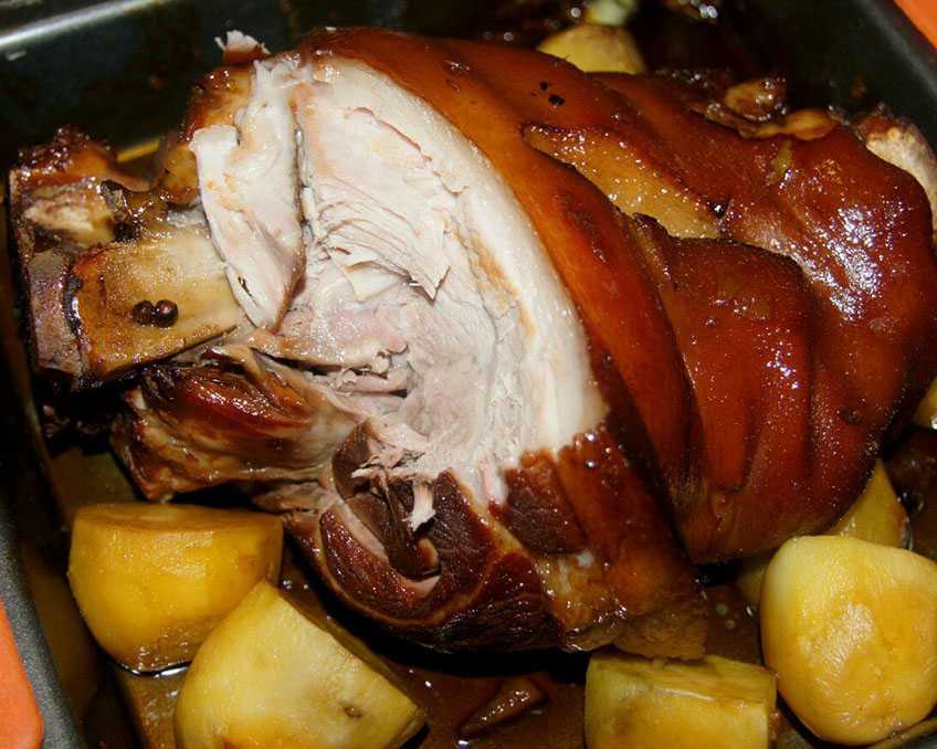 12 простых рецептов свиной рульки, запеченной в духовке