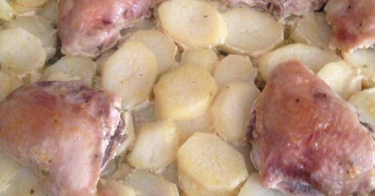 Куриные бедра с картошкой - 8 рецептов в духовке, с фото пошагово