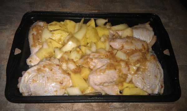 Курица с картошкой в духовке в рукаве - 6 самых вкусных рецептов