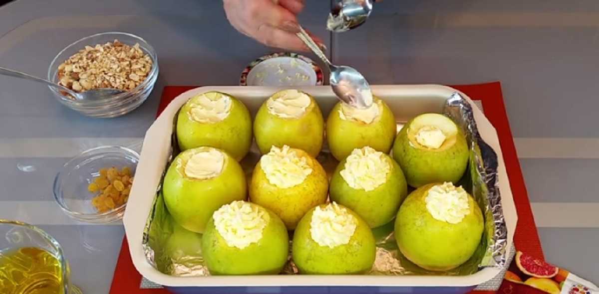 Яблоки с творогом, запеченные в духовке — 7 рецептов