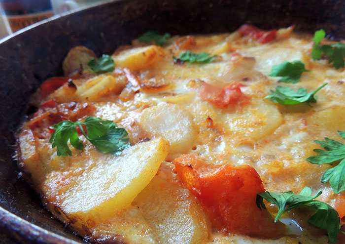 Картошка с помидорами и сыром в духовке