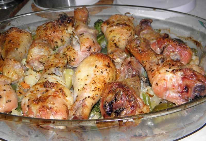 Куриные голени с картофелем и луком в духовке