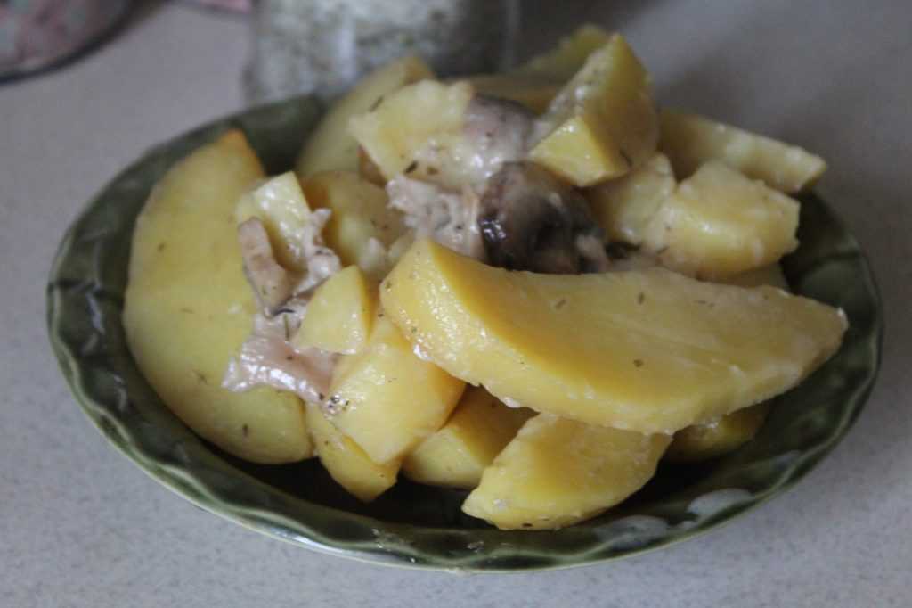 Картошка с грибами на сковороде со сметаной рецепт с фото пошагово - 1000.menu