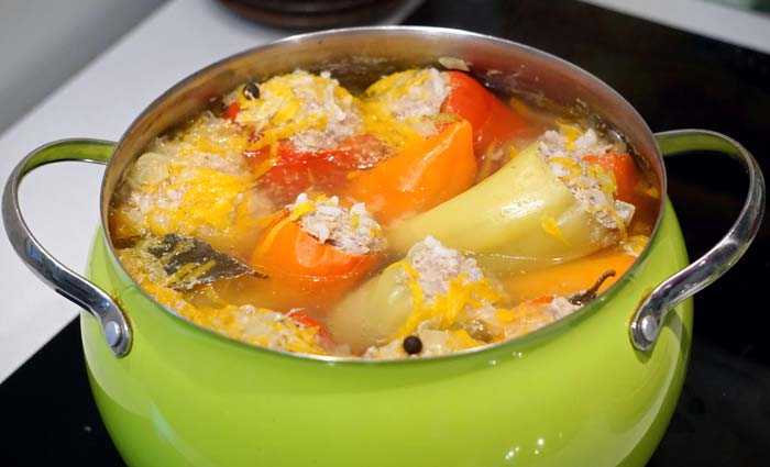 Болгарский перец фаршированный в мультиварке в томатно-сметанном соусе