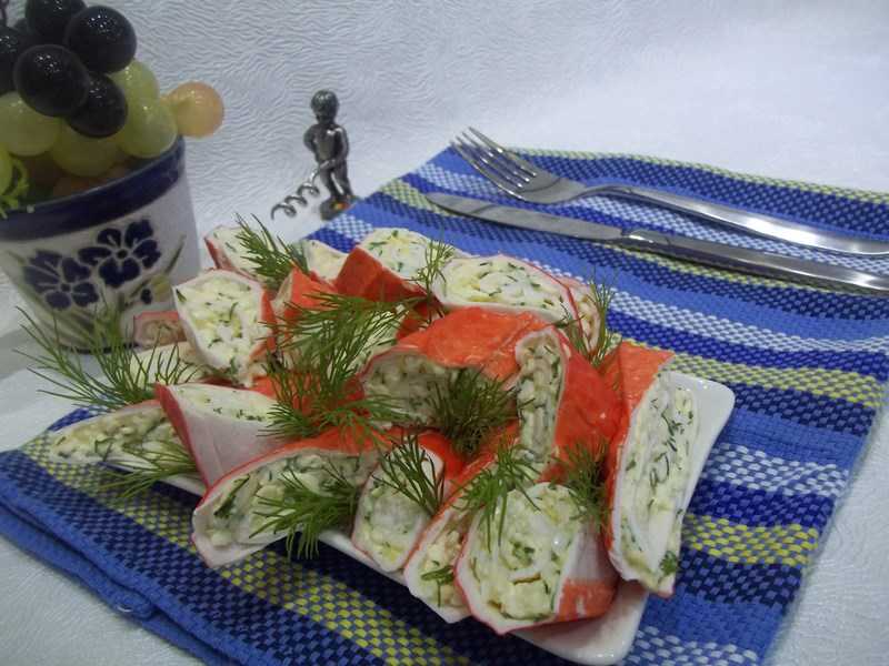 Фаршированные крабовые палочки (22 фото): рецепты блюд с разной начинкой. как начинить и завернуть палочки с помидорами, печенью трески и грибами?