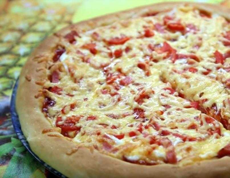 Пицца в духовке с колбасой, сыром и помидорами