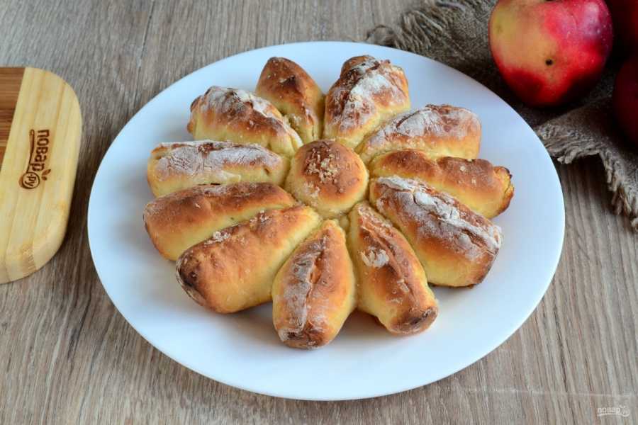 Пирожки с яблоками в духовке из дрожжевого теста
