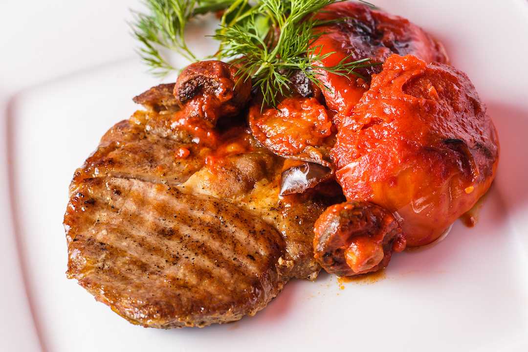 Мясо по-французски из свинины с сыром и помидорами в духовке - 8 рецептов с луком, картошкой, грибами с пошаговыми фото