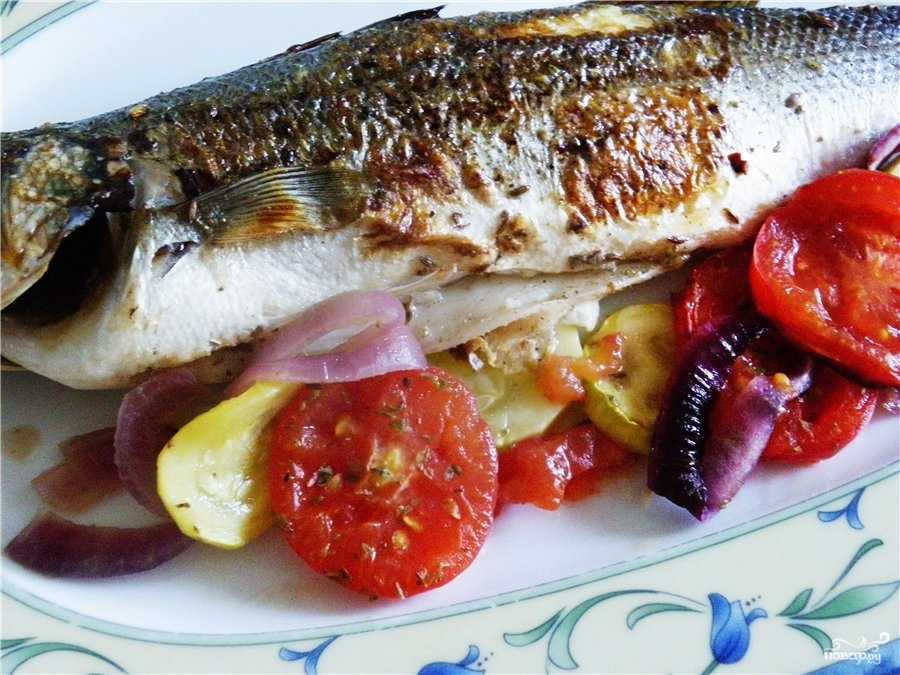 Запеченный сибас с овощами - 20 рецептов: рыба | foodini