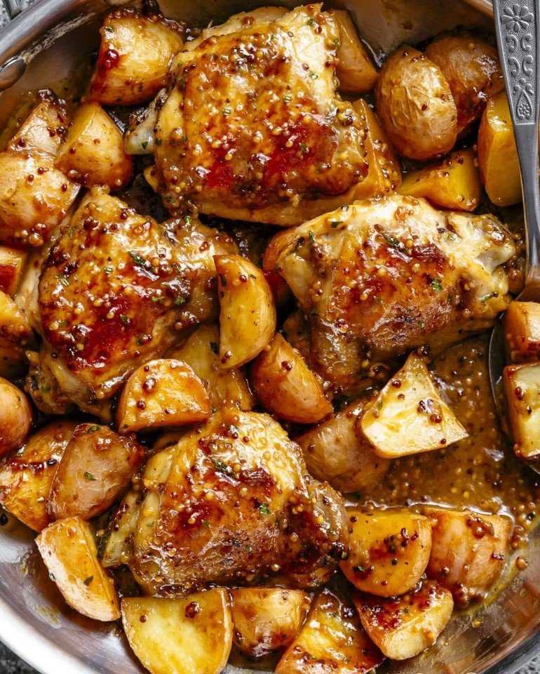 Куриные бедра с картошкой в духовке: простые рецепты с фото